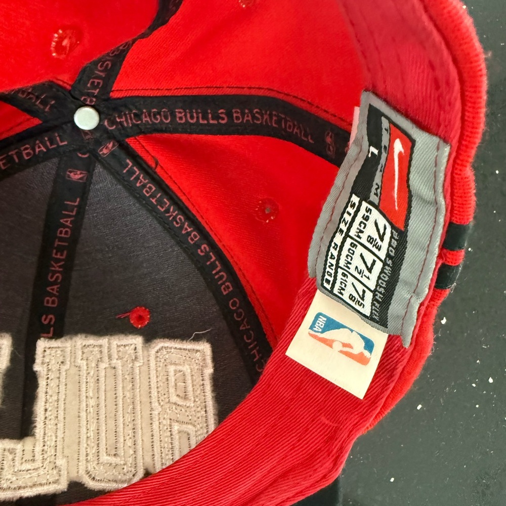 Officially NBA Chicago Bulls Draft Hat - Picture 6 of 8